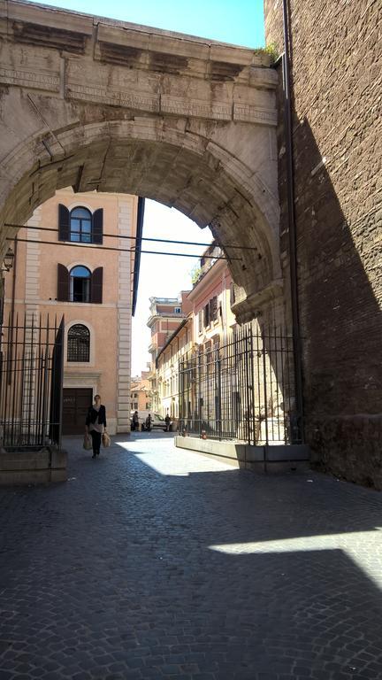 Around The Corner Colosseo B&B ローマ エクステリア 写真